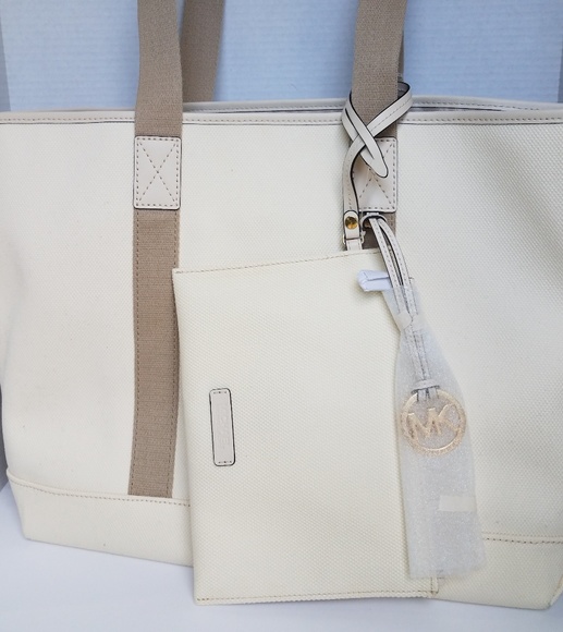 Michael Kors Handbags - NWT Michael Kors Bryce LG Grab Bag